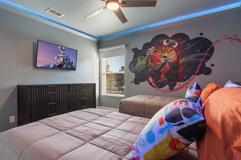 WIR 82 Wall-E mural kids bedroom